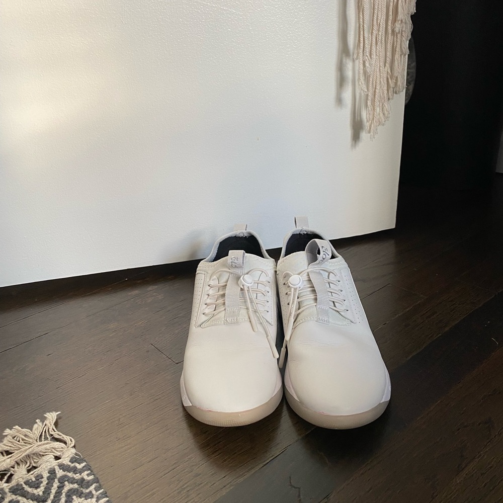 Clove sneaker